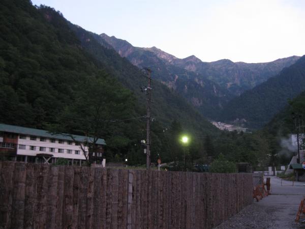 今日はあの稜線まで上がります。