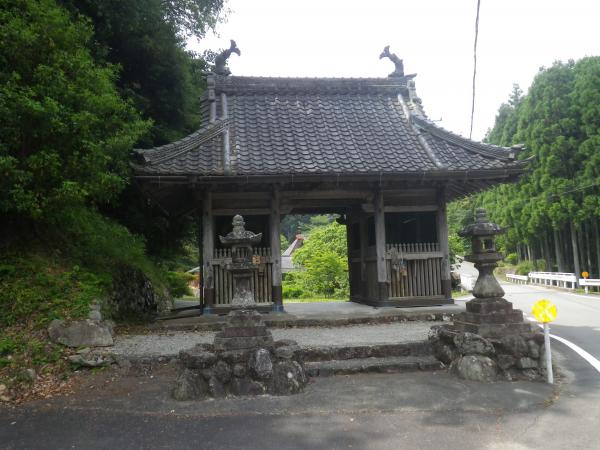 スタートの山門。屋根にはしゃちほこ。