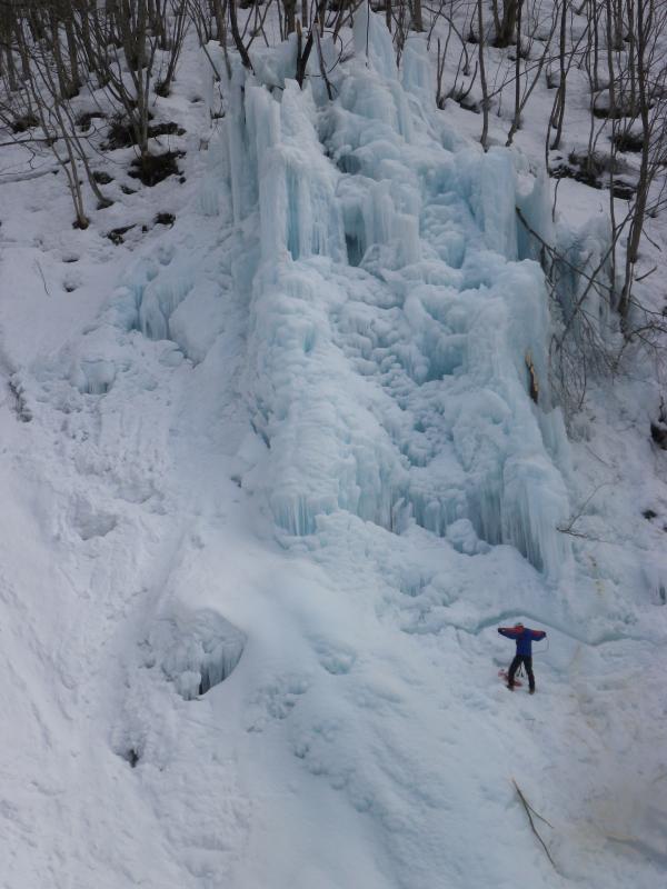 氷瀑部分は20m位。ロープの設置位置からだと人がいる部分まで50mロープでギリギリ。