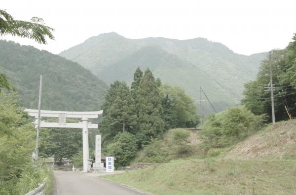 高賀神社の大鳥居と高賀山（左のピーク）稜線は風があって肌寒い。車もこの鳥居をくぐって進みます。