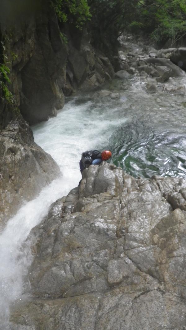 樋状滝を攀じ登る。