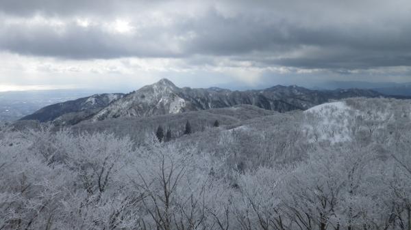 雲が立ち込めてきたのでさっさと下山です。