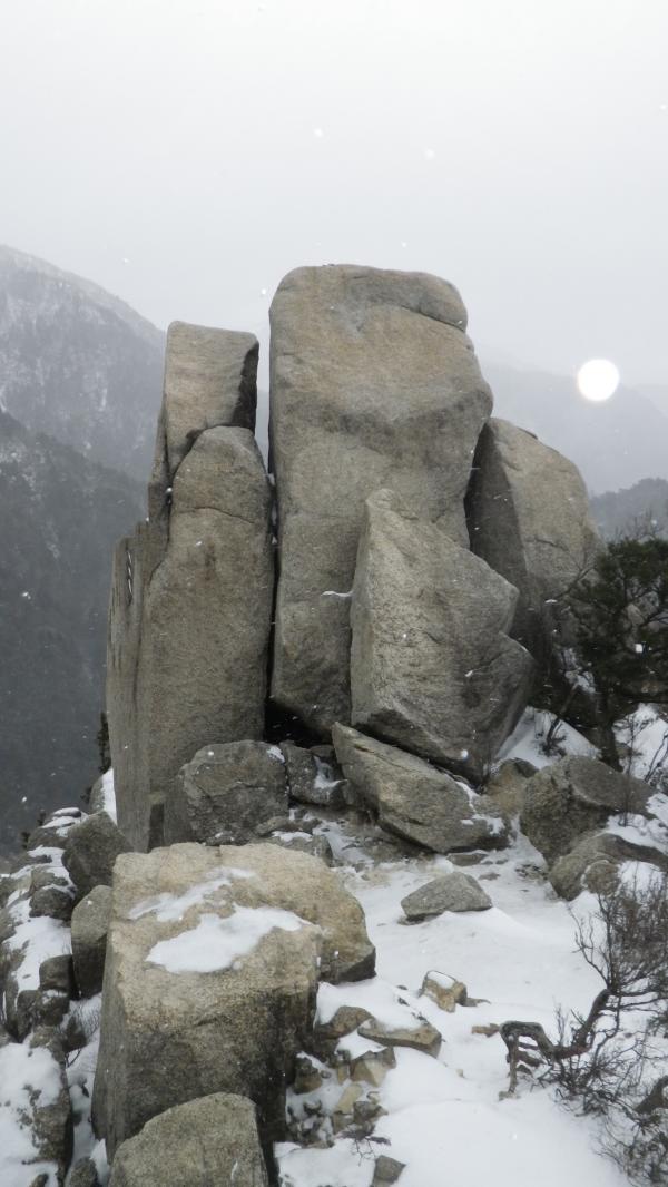 御在所の奇岩その1。立岩。登山道からは少し外れたところにあります。気を付けて近づいてください。