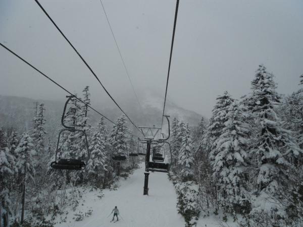 ロープウェイとリフトで楽して高度を稼ぎます。