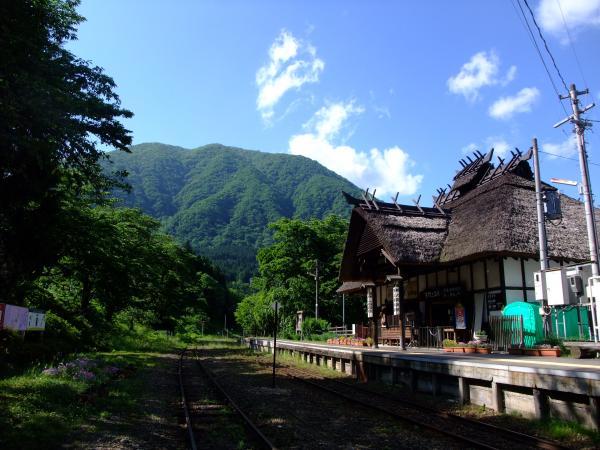 湯野上温泉駅。後ろに見えるのが小野岳。