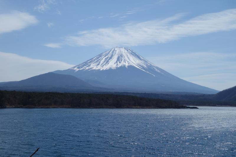 本栖湖越しの富士山