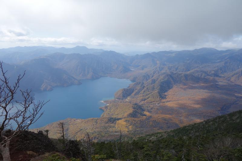 山頂から眺める中禅寺湖と紅葉した戦場ヶ原