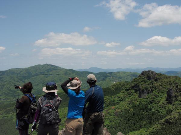 右手が目指す磯間嶽。途中、桜島、金峰山、野間岳、開聞岳も眺められる登山です。