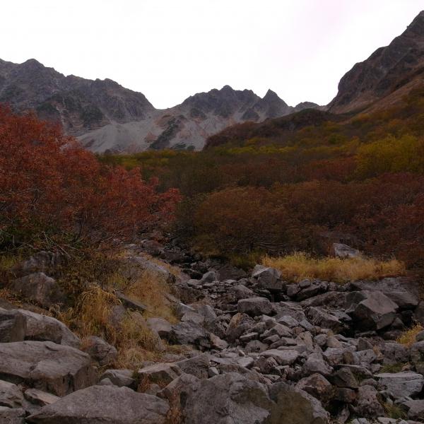涸沢までの最後の登り当りの紅葉。涸沢槍がひょっこりと♪