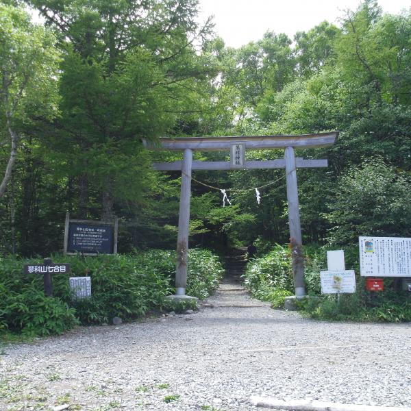 七合目一の鳥居。ここまでは車で入れます。