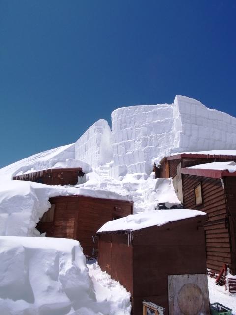 北穂小屋　すっごい雪の壁