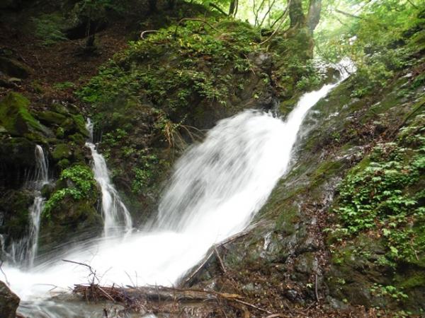 斜瀑５ｍ　放水されているように水が飛び出す