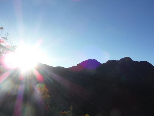 青ナギあたりで稜線から太陽が姿を出した。