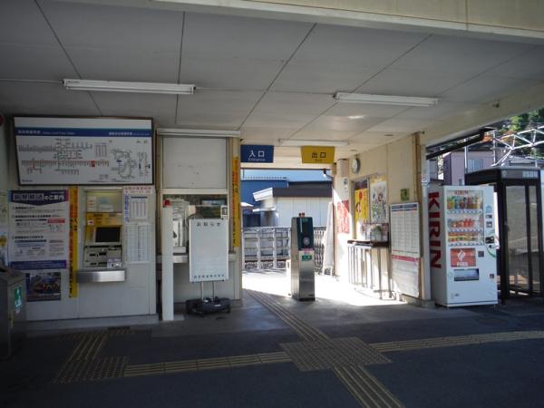 東吾野駅に到着。小さい駅舎。