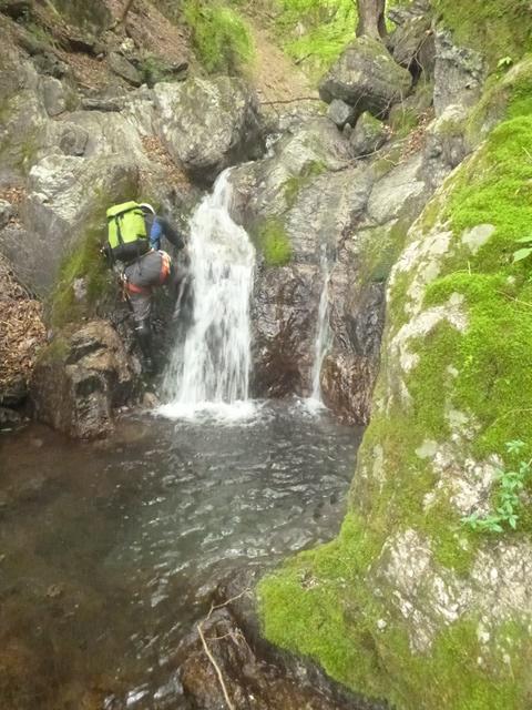 膝くらいの深さからの小滝。