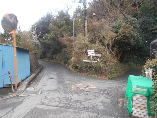 阿倍倉登山口の交差点から進んでいくと阿倍倉温泉の案内が。ここは右で