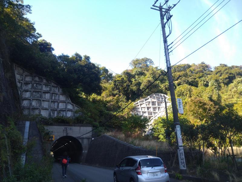 車道をテケテケ歩くとトンネルが。その上が名越切通。