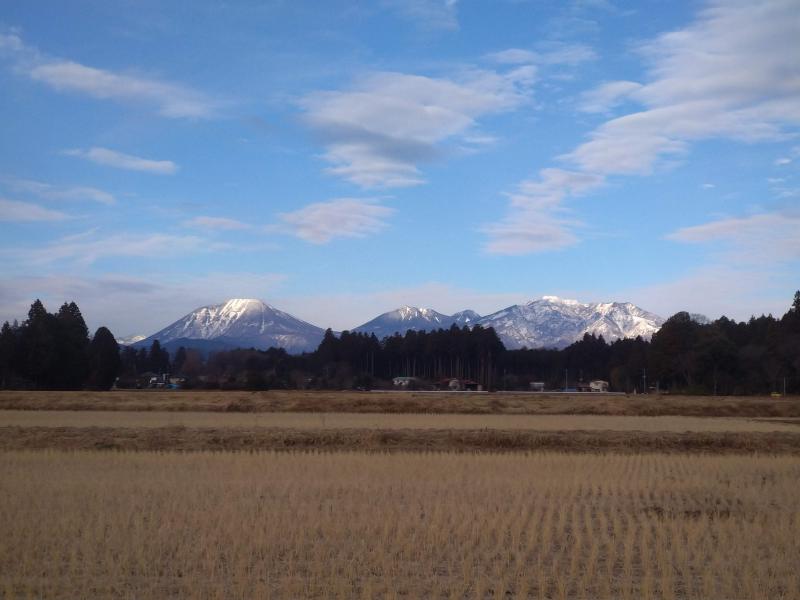 山口バス停から滝尾神社への途中。見事な白さの日光連山。登りに行きたいなぁ…
