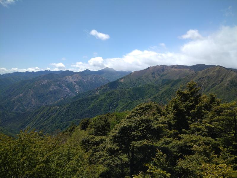 右から南岸尾根・社山・黒檜、中倉山・沢入山。奥に皇海山。