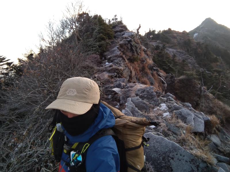 後ろは女峰山。女峰帝釈間は岩混じりで痩せ気味の稜線です。