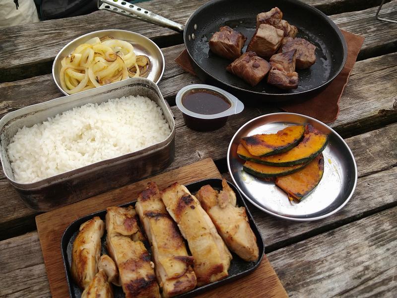 山頂グルメ。炊き立てごはんとお肉。