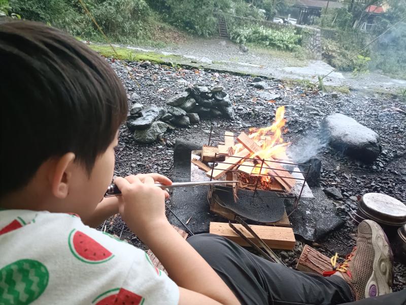 今日もたき火の手伝いをしてもらいます。