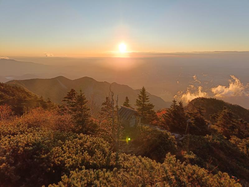 早朝の女峰山山頂より日の出を見る。