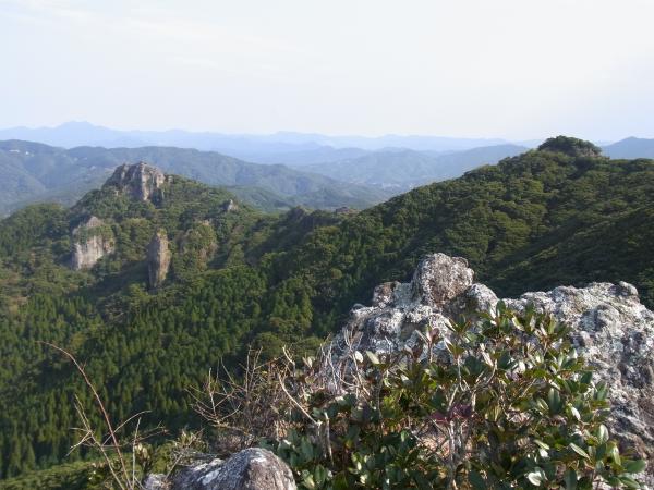 左側の岩山が磯間嶽です。