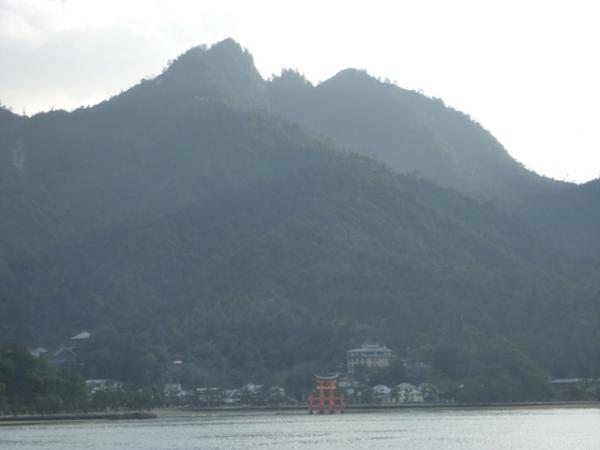 弥山と厳島神社の鳥居