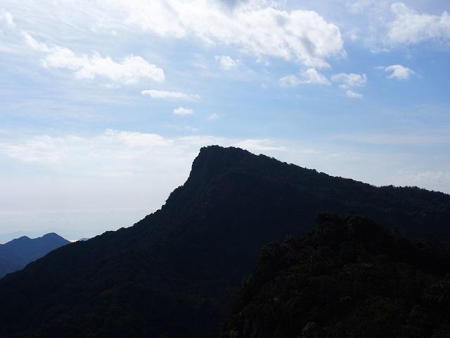 これは次郎丸岳。シルエットで。