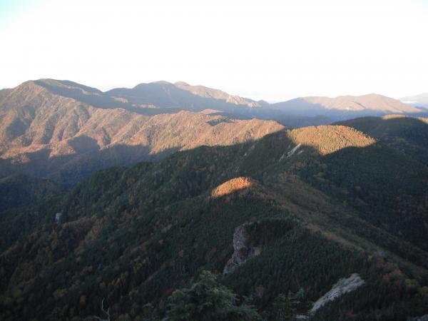朝の奥秩父主脈。