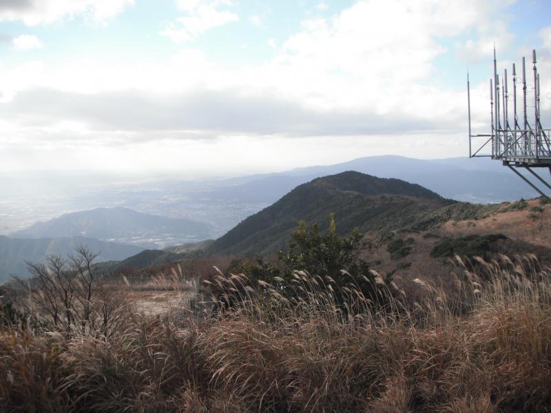 三郡山から宝満山方面。右側にレーダー施設がちらり。