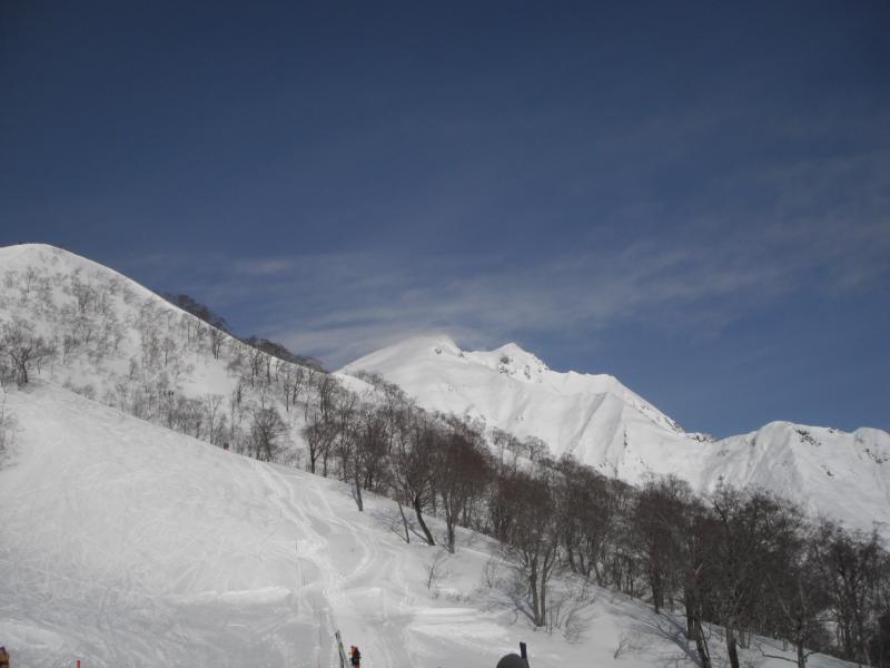 天神平のスキー場から谷川岳。