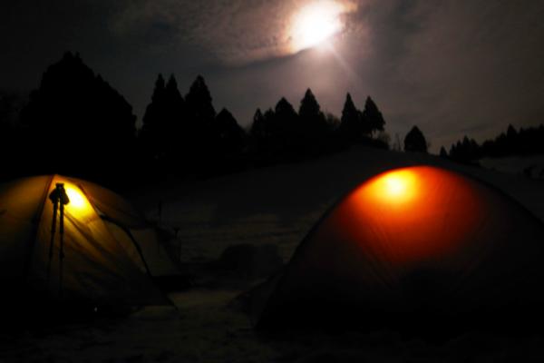 月夜の下でキャンプ