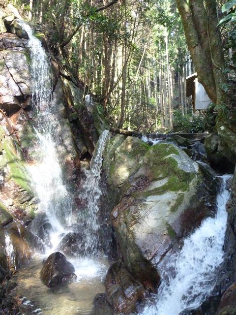 バス停近くにある滝
