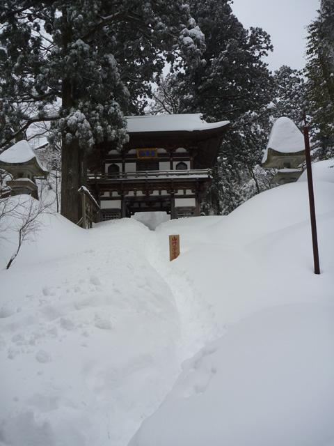 登山口。かなり積もっていました