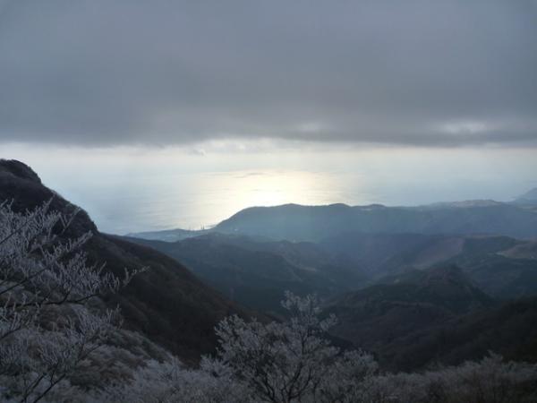 霧氷と海が両方見える絶景