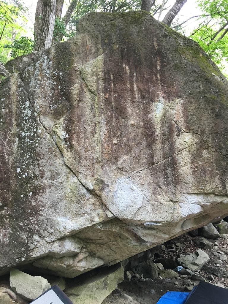 マッスル岩の左面。「足トレ」「指トレ」があります。
