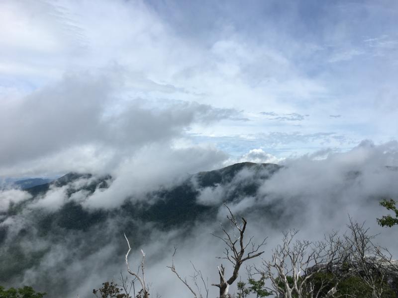 雲間から三嶺の稜線。