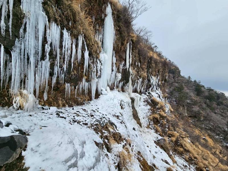棚状につららが垂れ下がった奇景、膳棚。