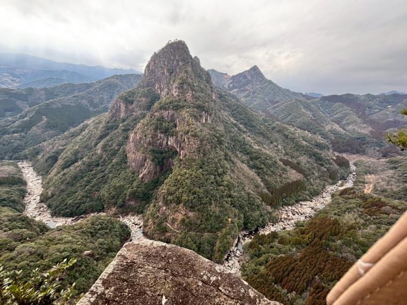 比叡から見る矢筈岳の厳めしい姿。