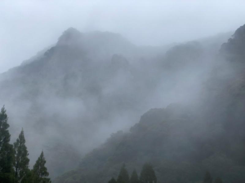 層雲に包まれる双石。