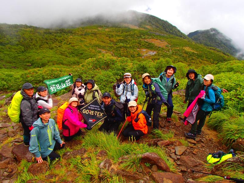 天狗原をバックに集合写真