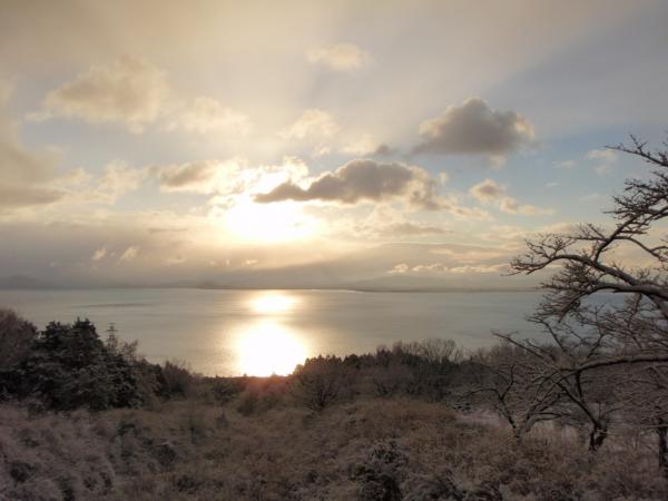 琵琶湖と朝日