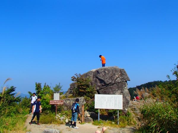 にぎやかな宝満山頂