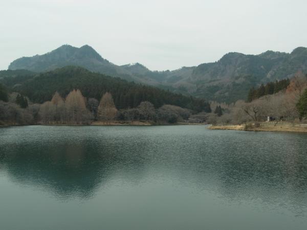 古賀志山(左)