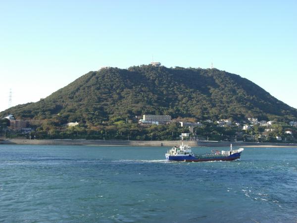 関門海峡を渡って火の山に登ります