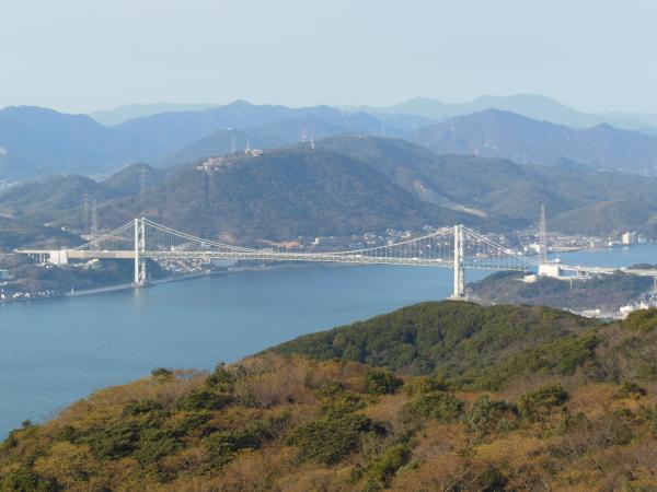 九州と本州を結ぶ関門橋と下関の山々