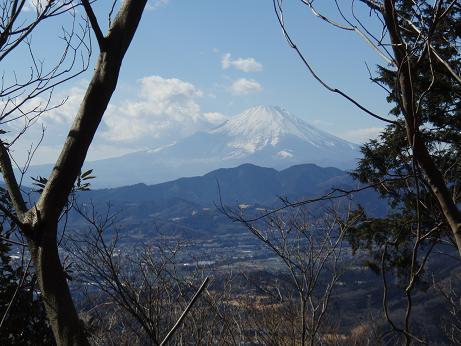山頂から先へ少し下ると富士山も見えます