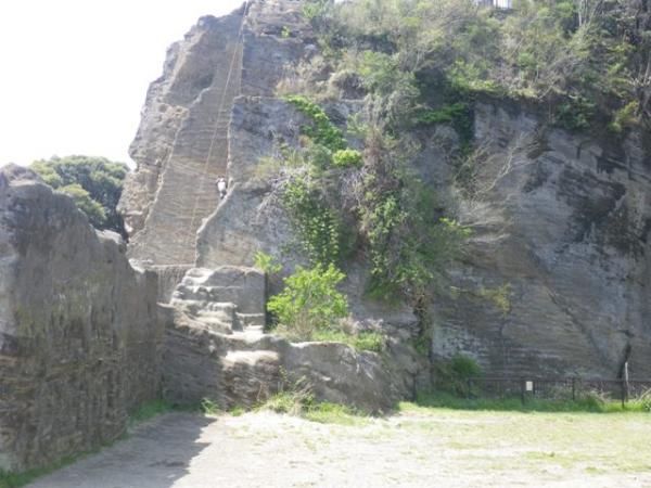 人工の岩の形状が独特の鷹取山